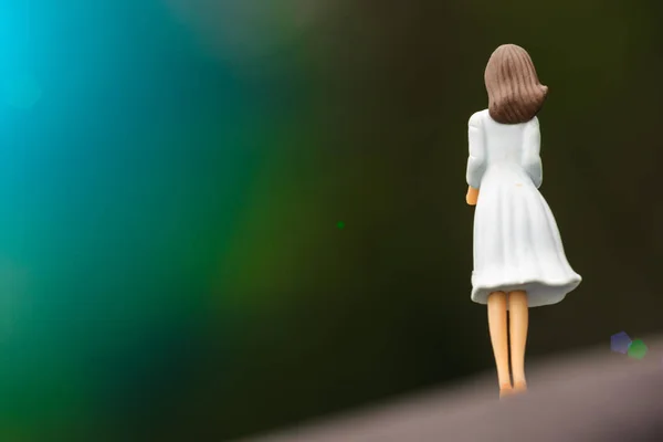 Vit klänning flicka leksak figur back View i grön natur — Stockfoto