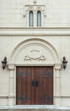 eski kale beyaz duvar ve ahşap kahverengi kapı