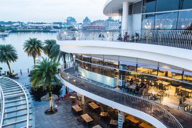 Singapur-26 Eyl 2017:Singapore Vivocity alışveriş merkezi manzara gece görünümü