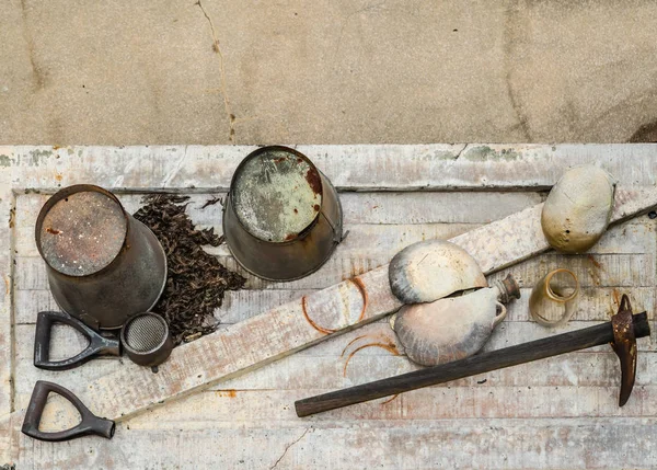 Vieja exhibición oxidada de las herramientas de la arqueología en tablero viejo — Foto de Stock