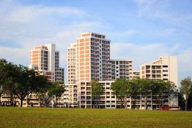 Singapur-22 Şubat 2019:Mavi gökyüzü arka planda Singapur Hdb konut binası