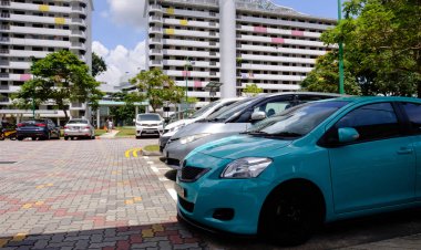 Singapur-22 Şubat 2019:Singapur Hdb yerleşim alanı kamu otopark görünümü
