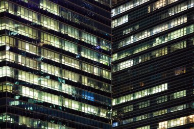geç gece mesai içinde modern ofis binası