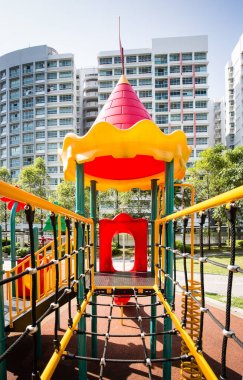 Toplu konut blok alanında çocuklar için renkli oyun alanı