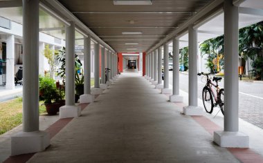 Singapur-02 Mar 2019:Singapur Hdb alan barınak yürüyüş yolu koridor görünümü