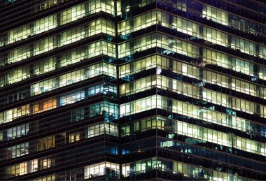 geç gece mesai içinde modern ofis binası