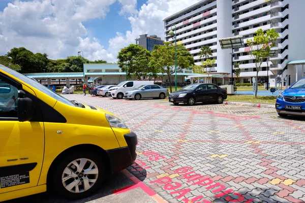 Singapur-22 Şubat 2019:Singapur Hdb yerleşim alanı kamu otopark görünümü