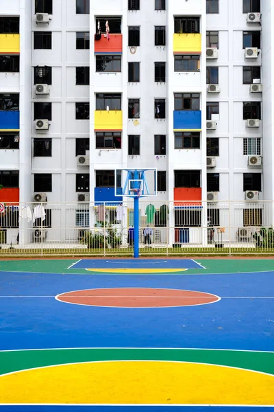 Singapore-02 MAR 2019: Sinapore hdb facade and the outdoor basketball playground — Stock Photo, Image