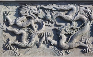 Ejderha taşı heykel arka plan ile beyaz bir duvar