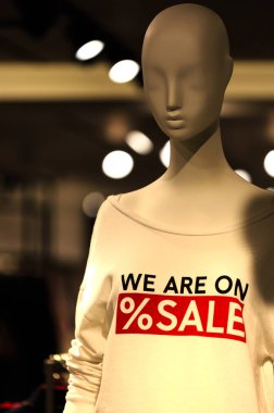 Satış metin ekran ile rahat giysiler giymiş erkek manken parçası