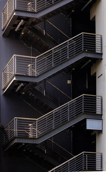 Details van de ladder naast de weergave van het gebouw. Lijnpatroon van de architectuur geometrische — Stockfoto