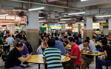 Singapur-11 Kasım 2018:Singapur Chinatown halk parkı gıda mahkeme