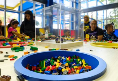 Johor Bahru,Malezya-18 Kasım 2018:insanlar legoland tema parkında lego oynamak