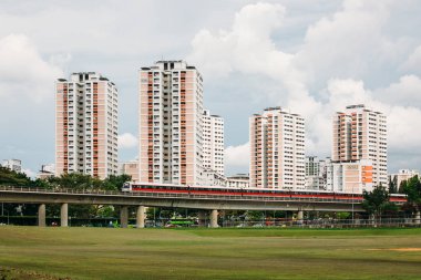 Singapur-01 Aralık 2018: Singapur mrt demiryolu treni yerleşim alanı görünümü ne de olsa geçmek