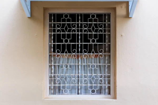 Vintage stil fönster med metall mönster staket fasad — Stockfoto