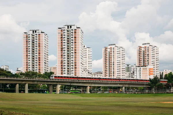 Singapore-01 DEC 2018: Singapore mrt railway train pass though residential area view — Stock Photo, Image