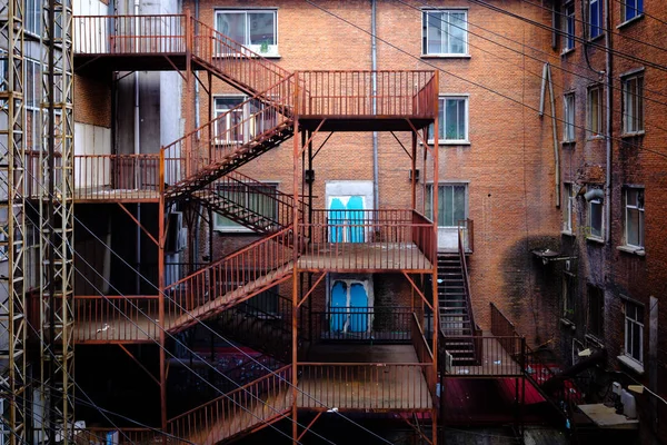 Scale di fuga antincendio vecchio edificio facciata vista giornaliera — Foto Stock