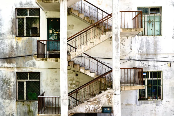 Escaleras de escape de incendios edificio antiguo fachada vista día — Foto de Stock