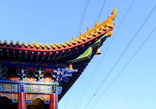 Edificio tradicional chino aleros primer plano vista del día en el cielo azul — Foto de Stock