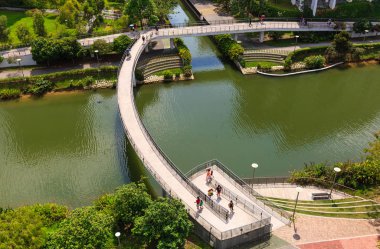 Singapur-27 Temmuz 2019: Singapur Punggol su yolu Park manzara köprü görünümü