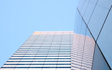 düşük açılı görünümde cam cepheli modern ofis binaları