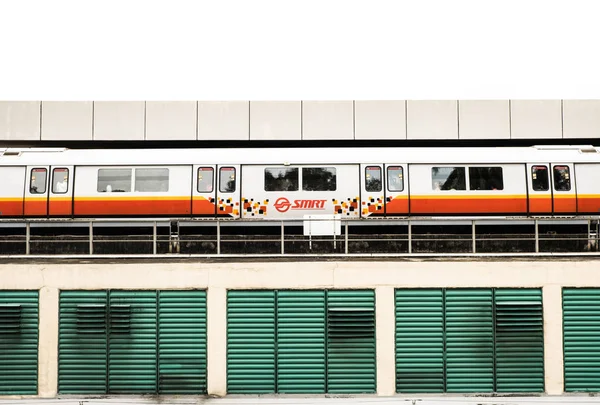 Singapur – 08 SEP 2018: Singapur souboru MRT železniční stanice vlaková fasáda — Stock fotografie