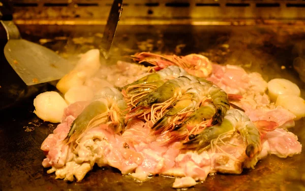 Teppanyaki japon mutfağı pişirme metal plaka closeup görünümünde — Stok fotoğraf