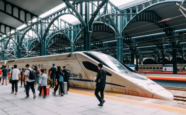 Heilongjiang,Harbin-15 Ağustos 2019:yolcu Harbin yeni yüksek hızlı tren istasyonu platformu