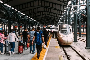 Heilongjiang,Harbin-15 Ağustos 2019:yolcu Harbin yeni yüksek hızlı tren istasyonu platformu