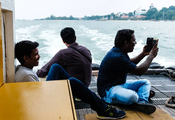 Singapur-09 AGO 2019: indio en el ferry a la isla Ubin — Foto de Stock