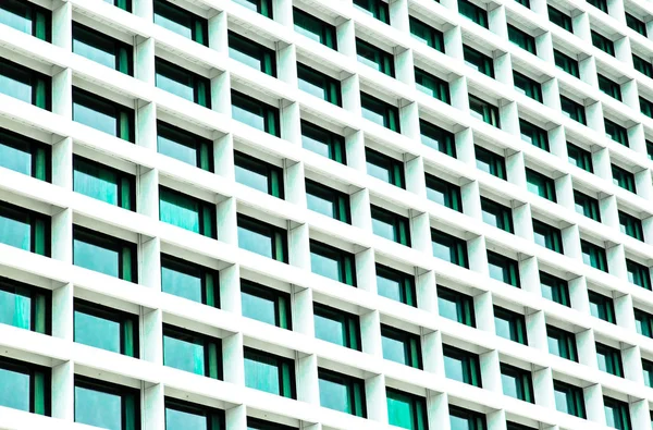 Современный фасад здания с синим цветом оконного фона — стоковое фото