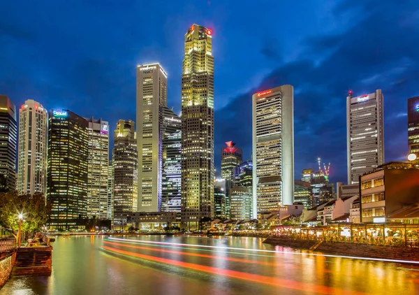 Singapore-04 OCT 2017: Singapore Clarke Quay River front CBD vista serale — Foto Stock