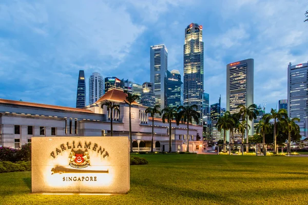 Singapur-04 OCT 2017: Edificio del Parlamento de Singapur en la noche de la zona central — Foto de Stock
