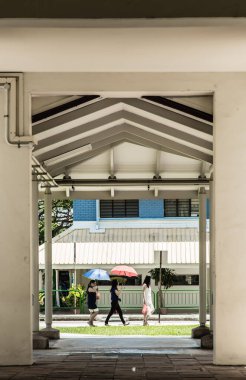 Singapur-17 Ekim 2017: Singapur Hdb zemin kat koridoru görünümü