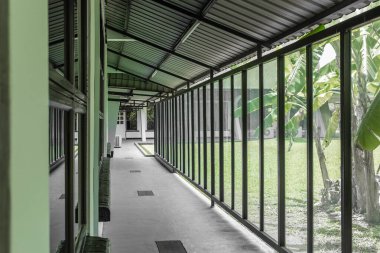 Singapur-05 Kasım 2017: Singapur Şalom vaftiz kilisesinde cam yürüyüş koridoru