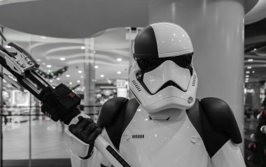 Singapur-09 Kasım 2017: Alışveriş merkezinde Stormtrooper askeri figürü açık alan