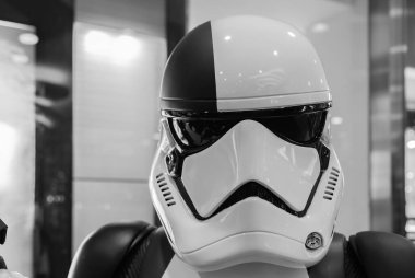 Singapur-09 Kasım 2017: Alışveriş merkezinde Stormtrooper askeri figürü açık alan