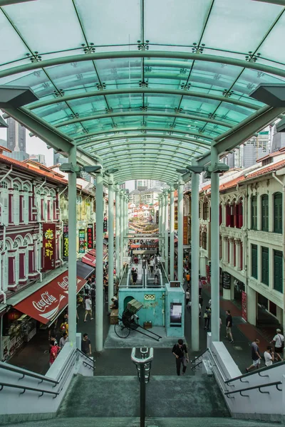 2017 년 10 월 14 일 singapore-14 Oct 2017: Singapore Chinatown walk way with glass roof shelf — 스톡 사진