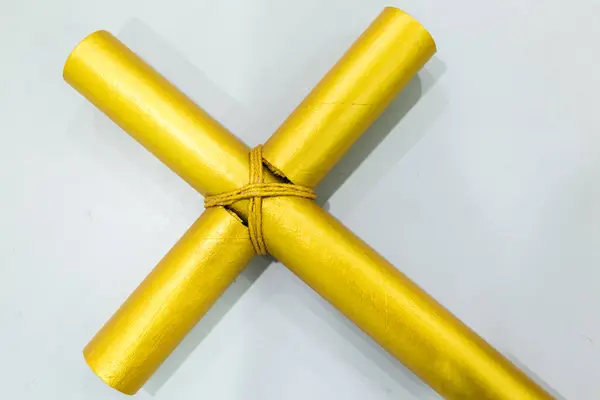 Goldene Farbe Kreuz auf weißem Hintergrund Nahaufnahme — Stockfoto