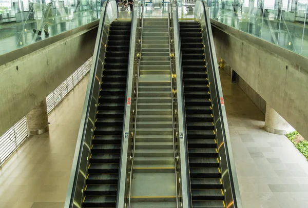 Singapore-09 Nov 2017: roltrap in metro mrt station in dagzicht — Stockfoto