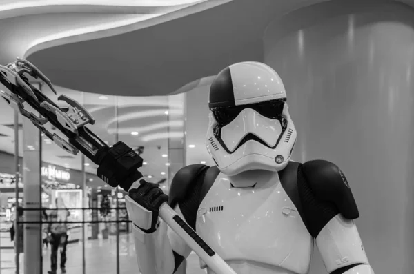 Szingapúr-09 nov 2017: Stormtrooper katona figura kiállítása a bevásárlóközpont nyílt terében — Stock Fotó