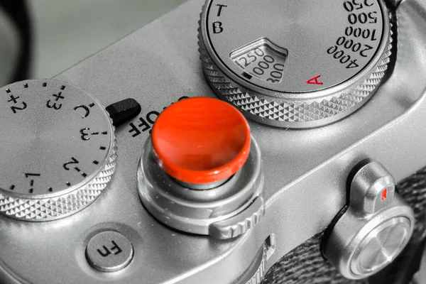 Botón de obturador de la cámara de color plateado y marcar vista de primer plano — Foto de Stock