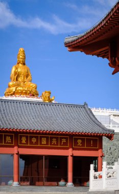 Çin, Hegang-29 Eylül 2018: Eski tapınaktaki altın renkli Buda figürü, Çinliler tüm dinlerin hükümete uyduğu anlamına gelir.