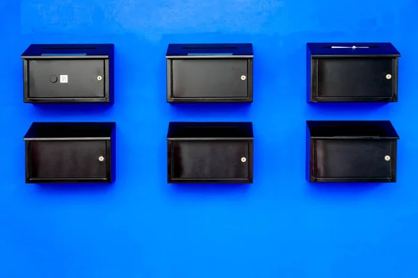 Schwarzer Briefkasten an der blauen Hauswand — Stockfoto