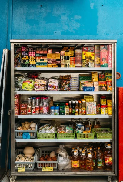 Singapur-04 AGO 2018: Producto local indio en la pantalla del estante del mercado —  Fotos de Stock