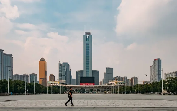 Guangzhou, China-23 aug 2018: Guangzhou Tianhe stadion gevel en achtergrond skyline uitzicht — Stockfoto