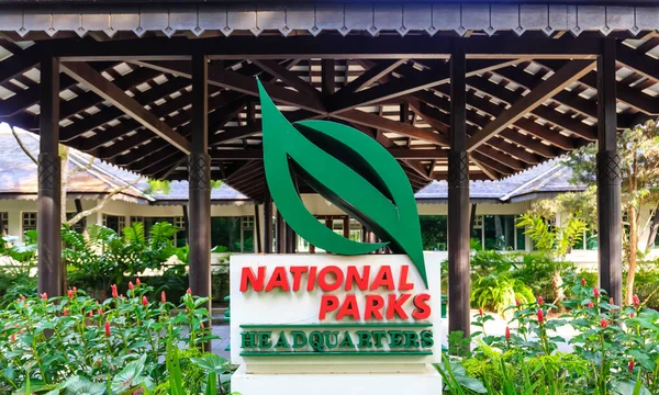 Singapur-16 JUN 2018: Señal de la sede de los parques nacionales de Singapur en el jardín botánico — Foto de Stock