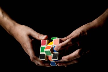 Singapur-05 Temmuz 2018: Rubik küpünü tutan adamın yakın görüntüsü, beyin eğitimi