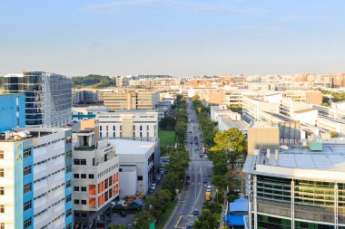 Singapur-04 Haziran 2018: Singapur ubi bölgesi sanayi bölgesi mavi gökyüzünde hava görüntüsü