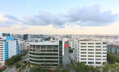 Singapur-06 Haziran 2018: Singapur ubi bölgesi sanayi bölgesi mavi gökyüzünde hava görüntüsü
